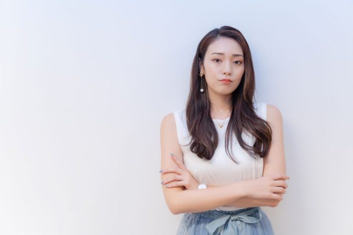 女性がポーズをとる様子