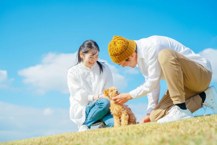 犬を可愛がるカップル