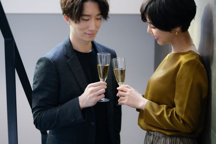 乾杯する男女
