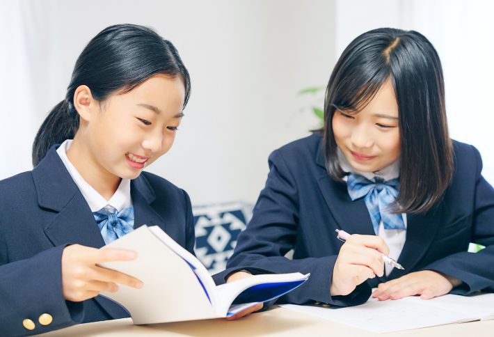 勉強する二人の女子学生