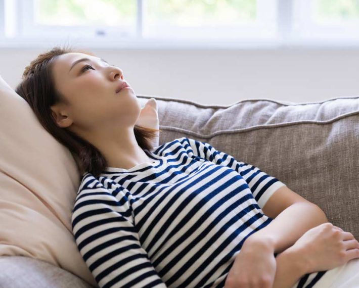 横になる女性