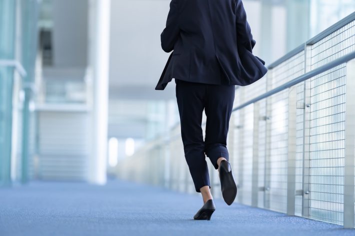 オフィスで走る女性