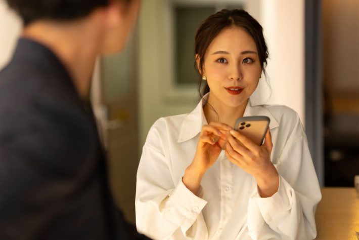 女性が男性を見ている様子