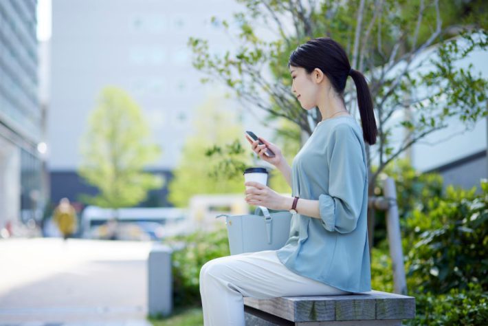 携帯を見る女性