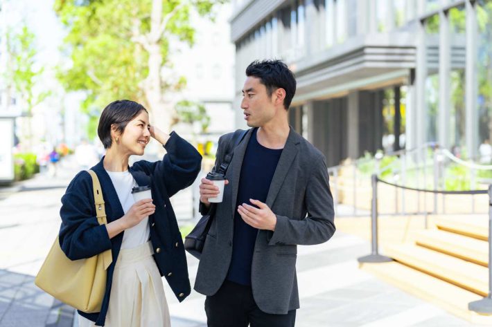 男女が話す様子