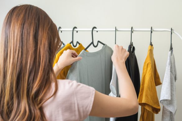 洋服を選ぶ女性