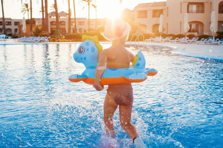 子どもとプール