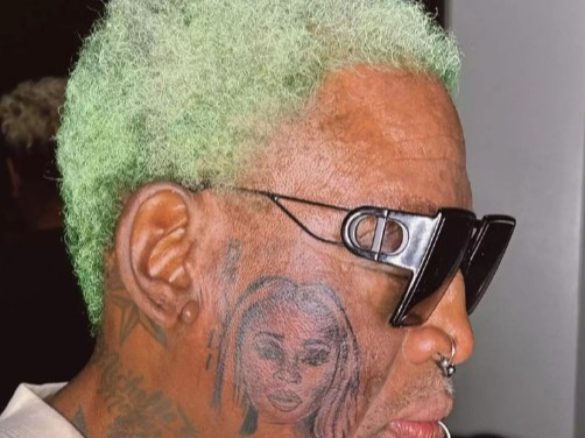 顔面タトゥーを披露するデニス