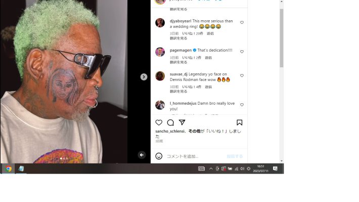 顔面タトゥーを披露するデニス