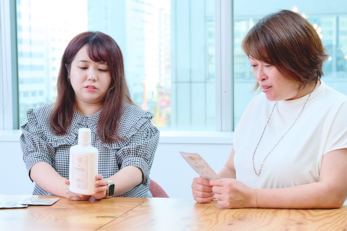 入浴剤を見つめる編集部員