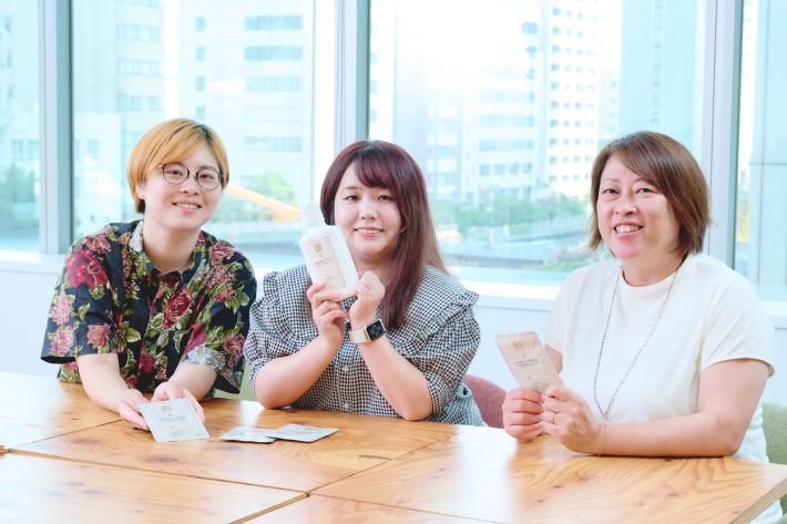 CBD入浴剤を体験する編集部員たち