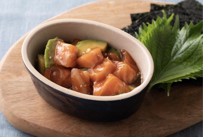 サーモンとアボカドのポキ風