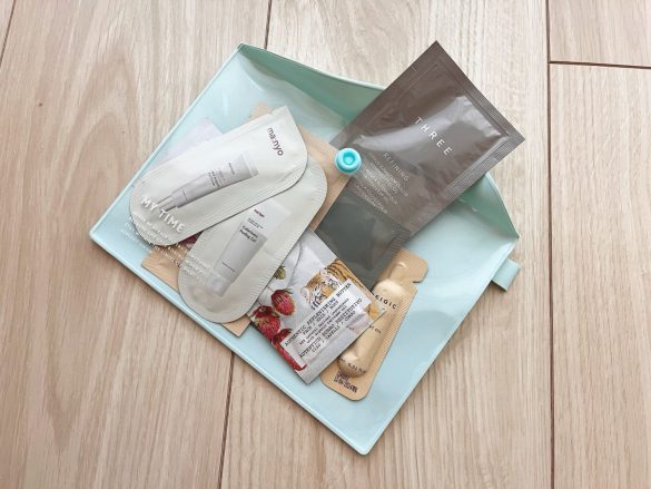 カードや化粧品サンプルなどを収納できるサイズ