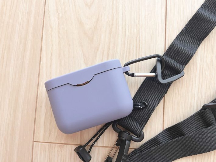 ストラップにはフープやカラビナがついている