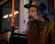 物語の鍵となるハジメの父・加藤雅也