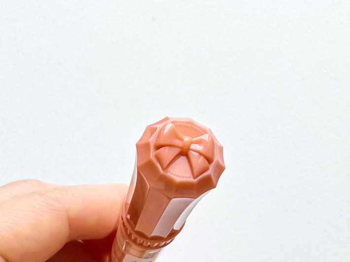 キャップの天面にはリボン