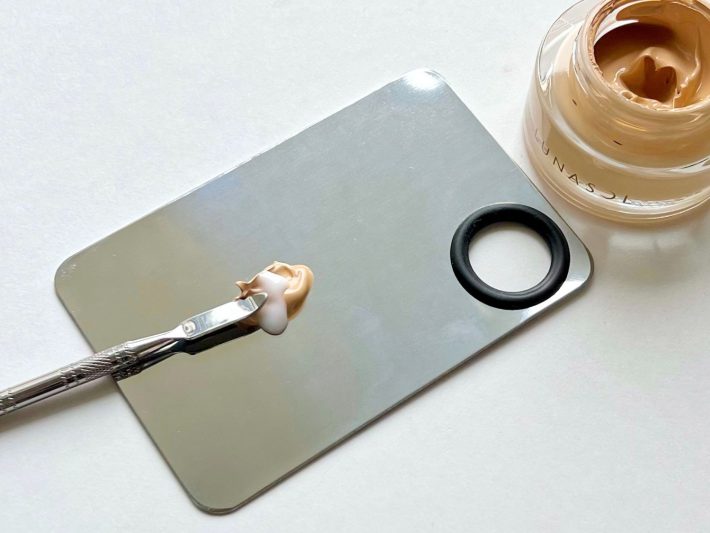 ファンデーションと乳液をブレンド