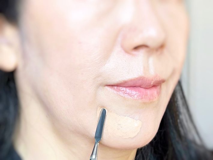 リキッドファンデをスパチュラで塗布