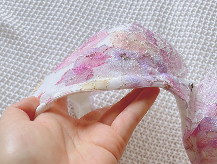 ハグするブラ５