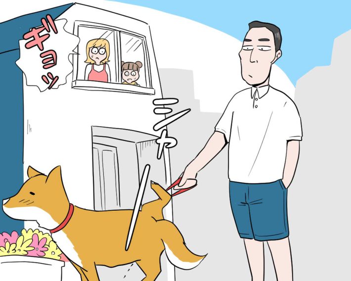 男性が散歩する様子