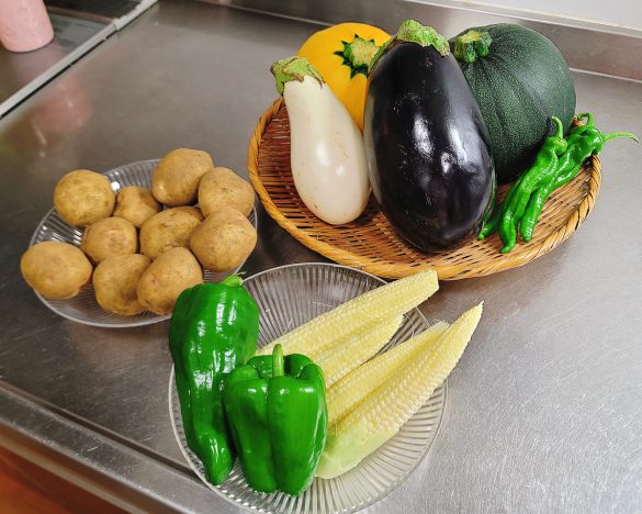 収穫した野菜たち。野菜嫌いを克服するきっかけは、ちょっとした経験で生まれます