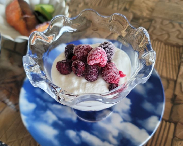 底にシリアルを敷いて、ヨーグルトと冷凍フルーツを乗せるのが、我が家の定番です