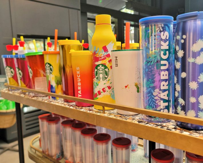 グッズ類がずらりと並んでいます。カラフルなデザインは、まるで現代アートのような存在感