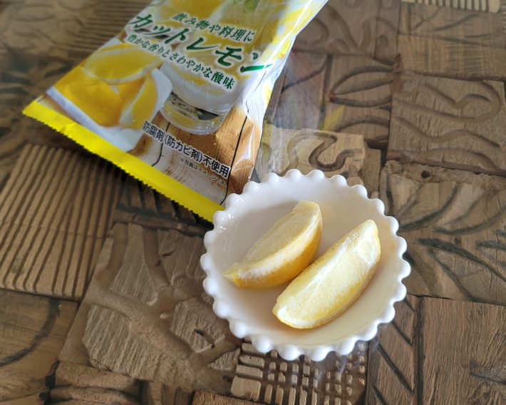冷凍タイプのカットレモンは1袋100円台から購入でき、ストックしやすさが魅力