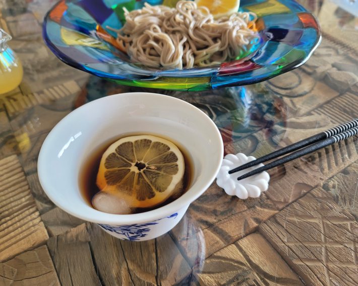 めんつゆにレモン汁を加えて、スライスレモンを浮かべました