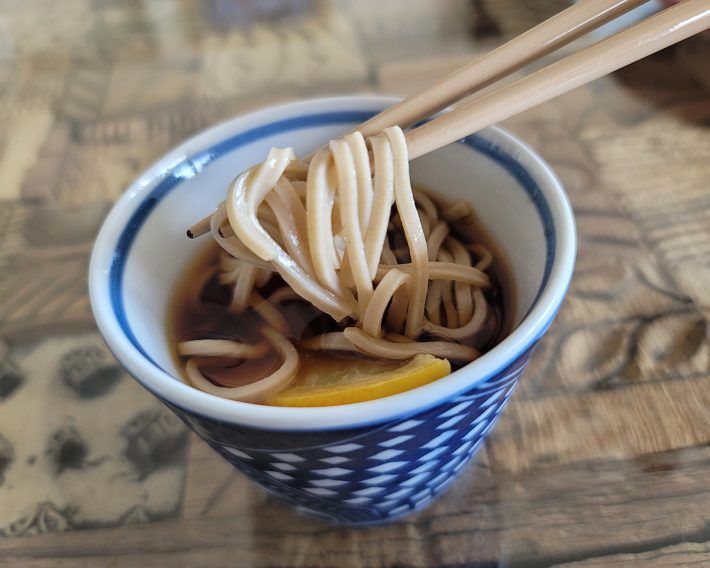 冷凍カットレモンを入れると、つゆを冷やしてくれる効果もあります