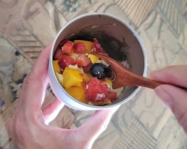 お好みのアイスとトッピング具材をカップに入れましょう。入れ過ぎても大丈夫！