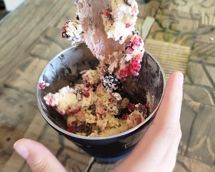 レディーボーデン（バニラ）に冷凍ミックスベリーとブラックサンダーをミックス。力の弱い子どもでも簡単に混ぜ合わせることができます