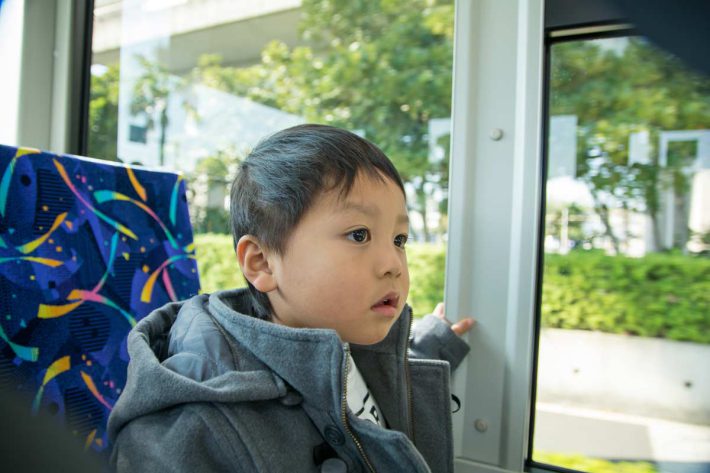 バスに乗る子ども