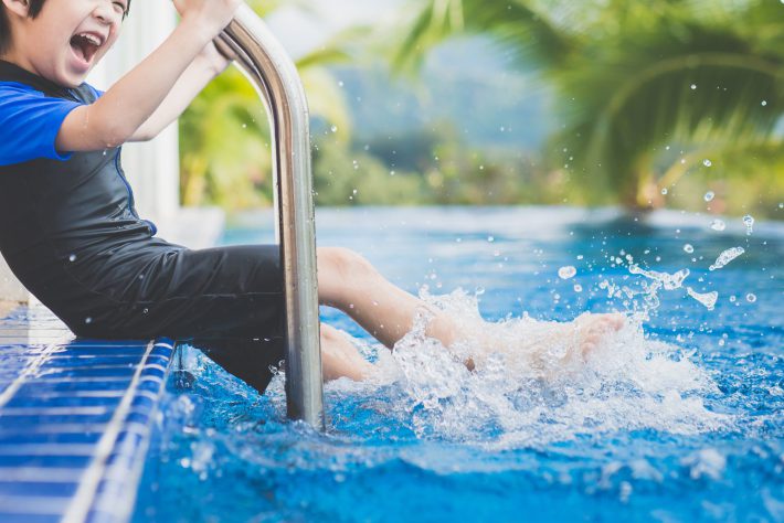 プール　家族　旅行