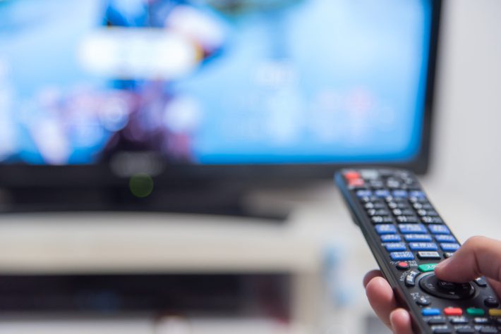 テレビを操作するリモコン