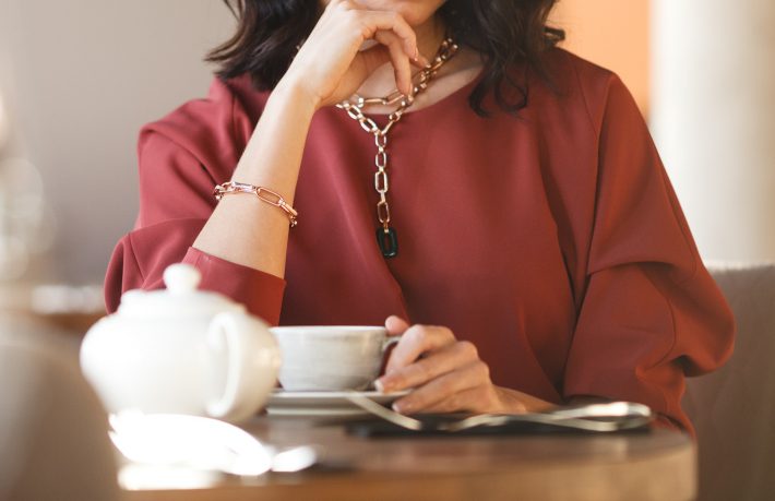 カフェに居る女性