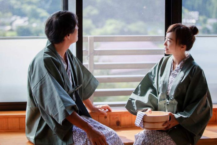 旅行に行く男女