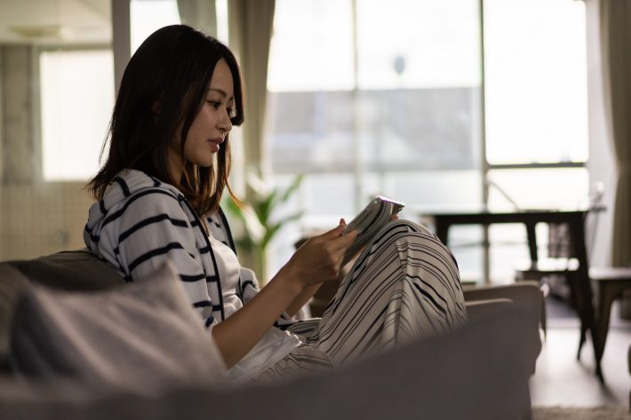 タブレットを使う女性