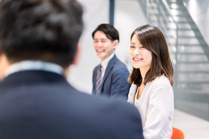 会社　社員　スーツ