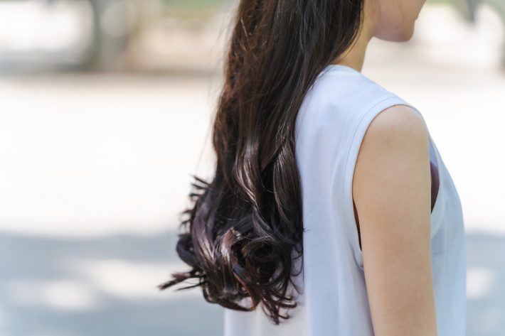 髪の長い女性
