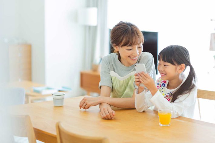 お母さんと話す女の子