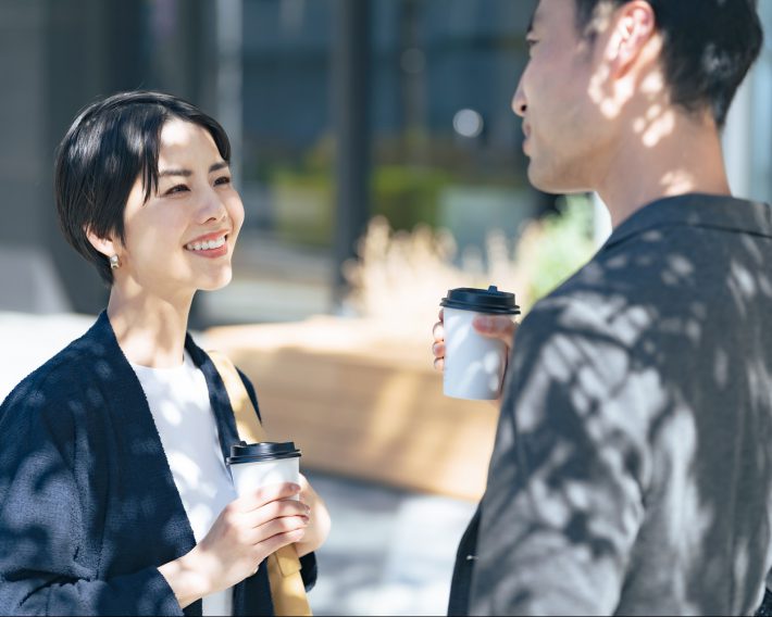 街中で会話する男女