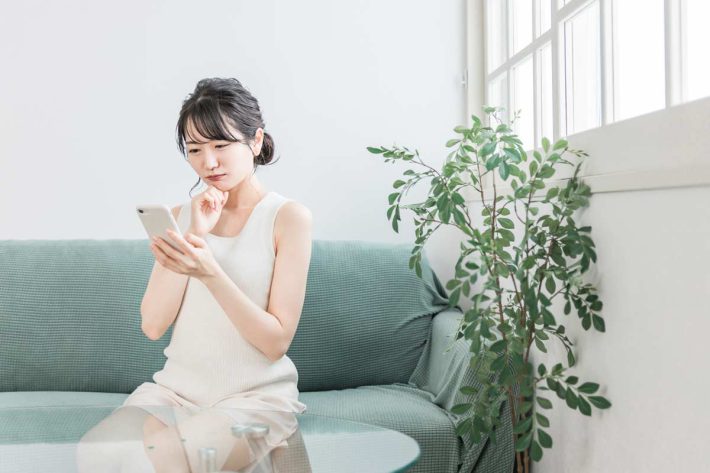 携帯を見る女性