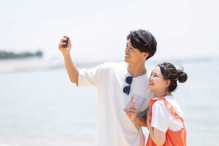 ビーチにいる男女