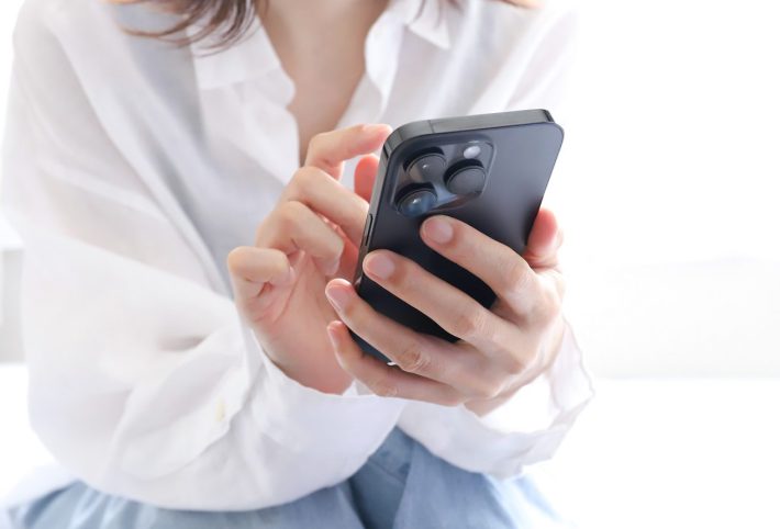 スマートフォンを操作する女性