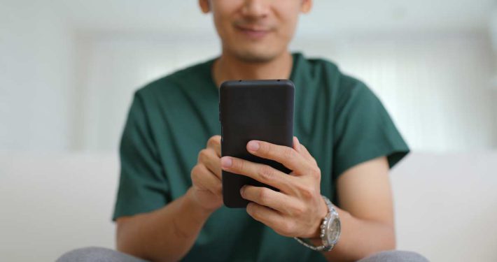 スマホを持つ男性