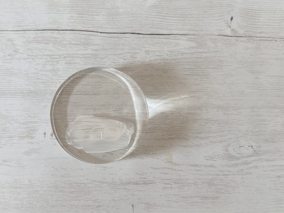 日焼け止めや化粧下地の色とファンデーションの色・質感が合っていない状態