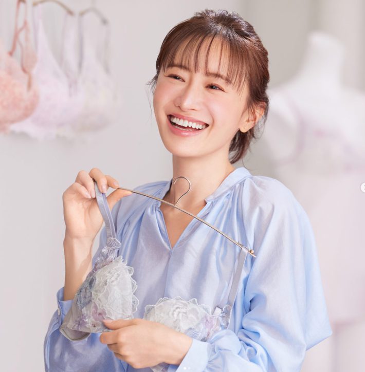 ブラトップ派だった松本まりかが絶賛するブラジャー。元下着販売員が実際つけたら驚いたワケ
