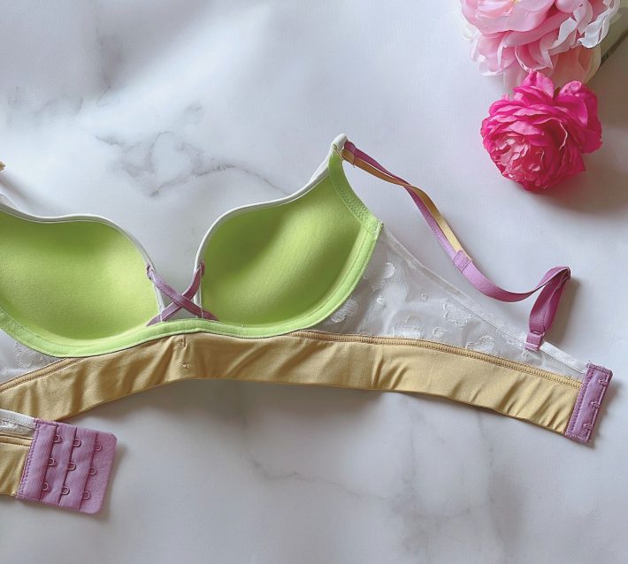 自由のブラ裏側