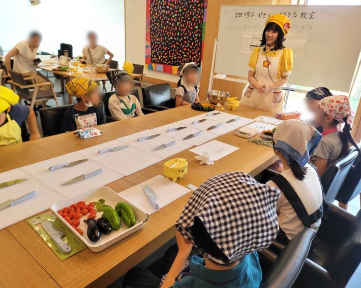 貝印が子ども向けに開催した「畑で学ぶやさしい切りかた教室」